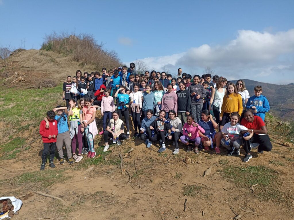 150 jóvenes de Elgoibar y el Ayuntamiento plantan 500 árboles autóctonos en Idotorbe