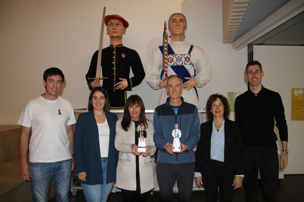 El Ayuntamiento de Elgoibar lanza miniaturas de los gigantes Jon Lizarralde y Arantza Aginako