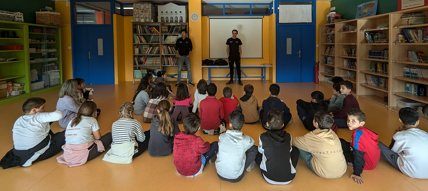 Euskaltel-Euskadi eta Laboral Kutxa-Fundación Euskadi taldeko txinrrindulariak Elgoibarko ikasleekin